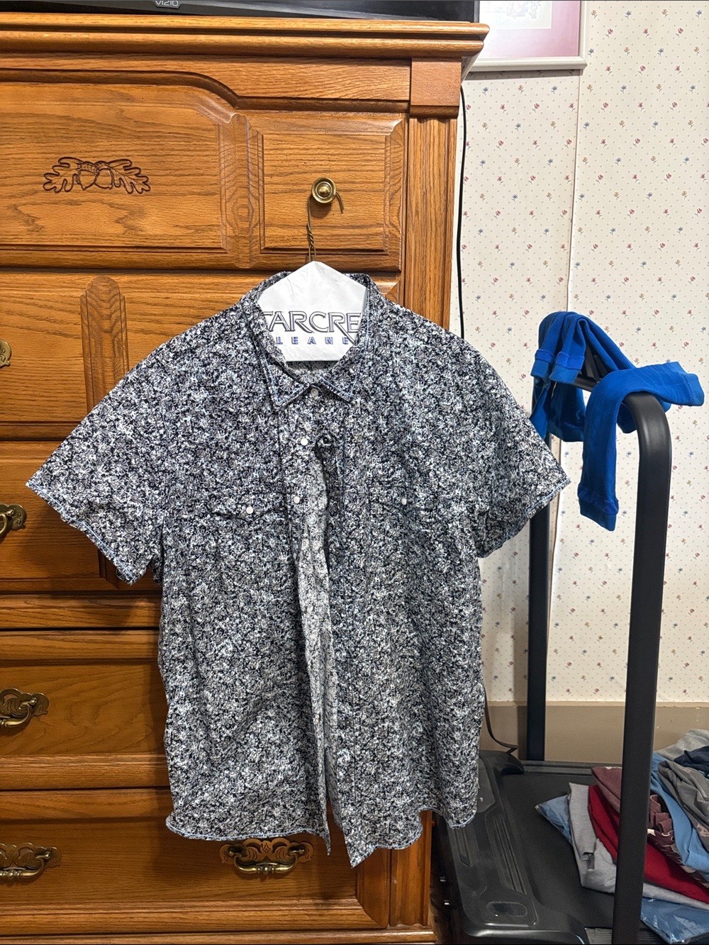 Women’s Black & White Short-Sleeve Patterned Button-Down Shirt